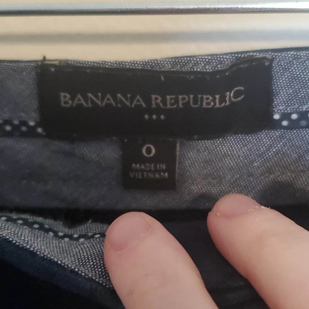 Banana Republic Navy Blue scalloped bottom shorts. - Picture 2 of 6